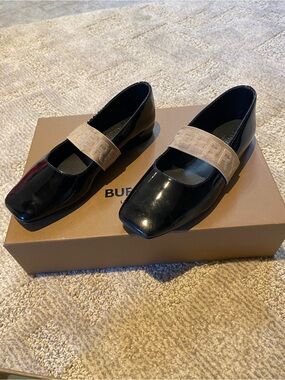 Girls Burberry Black Patent Leather Flats with Beige Logo Strap kids size 29